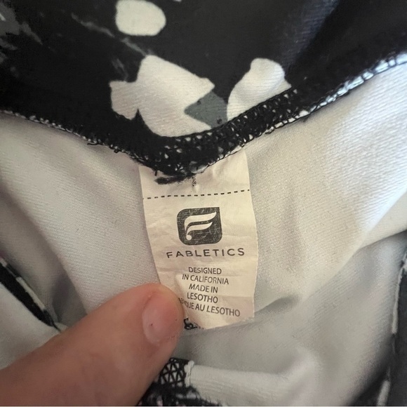 Fabletics black pink floral crop tag missing. See measurements pictured. - Picture 2 of 7